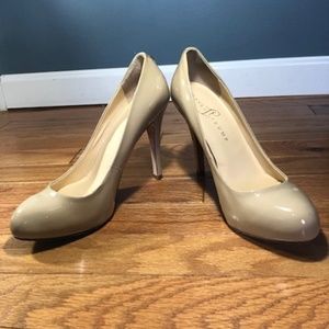 Ivanka Trump Womens Classic Pumps Beige